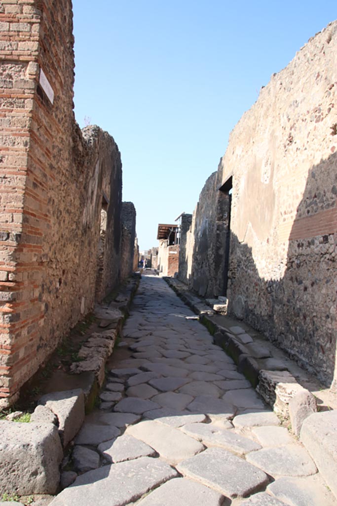 Vicolo di Mercurio, Pompeii. Pompeii. October 2023.
Looking west from between VI.12, on left and VI.11, on right. Photo courtesy of Klaus Heese.