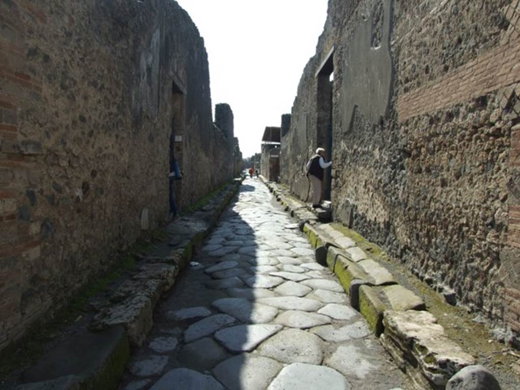 Vicolo di Mercurio. March 2009.
Looking west from crossroads with Vicolo del Labirinto, with VI.12.7, on left and VI.11.10, on right.