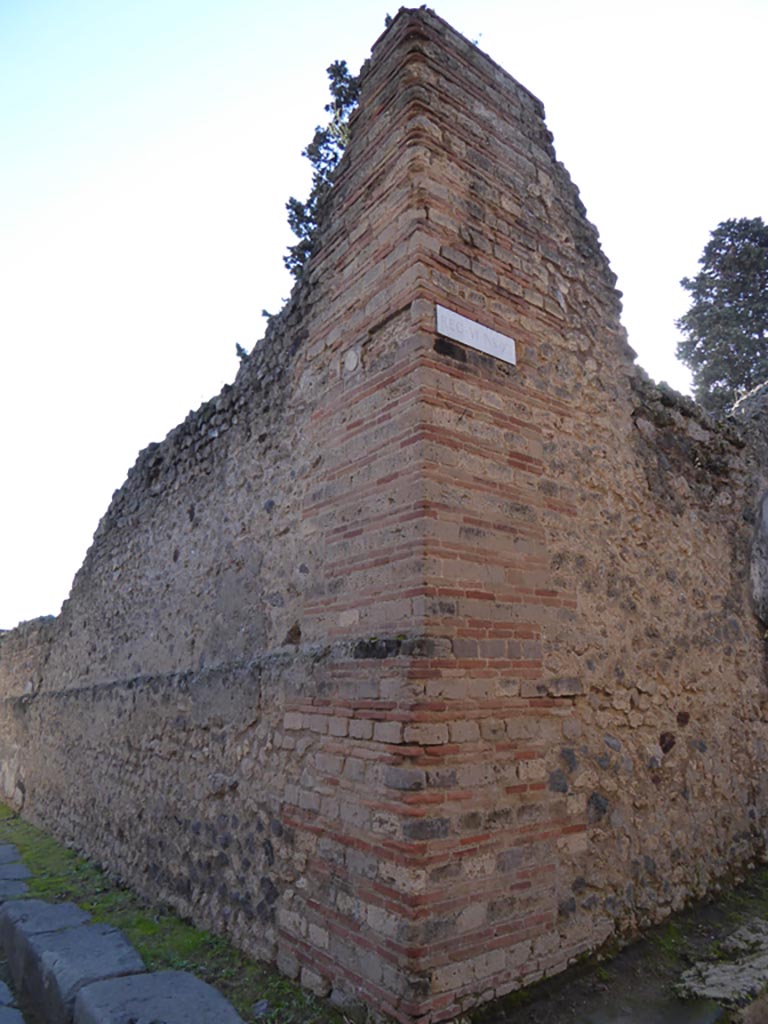 Vicolo di Mercurio, Pompeii. January 2017.
Junction with Vicolo del Labirinto, on left. Looking south-west towards VI.12.
Foto Annette Haug, ERC Grant 681269 DÉCOR.