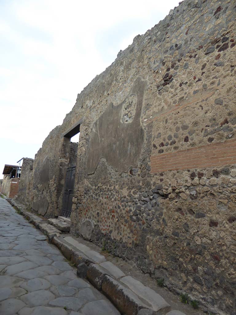 Vicolo di Mercurio, north side, Pompeii. September 2017.
Looking west along front facade on east side of entrance doorway of VI.11.10.
Foto Annette Haug, ERC Grant 681269 DÉCOR