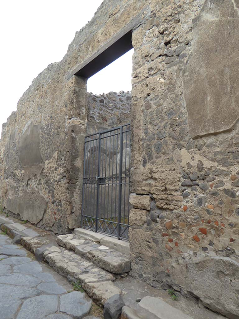 Vicolo di Mercurio, north side, Pompeii. September 2017.
Looking west along front façade towards entrance doorway at VI.11.10.
Foto Annette Haug, ERC Grant 681269 DÉCOR