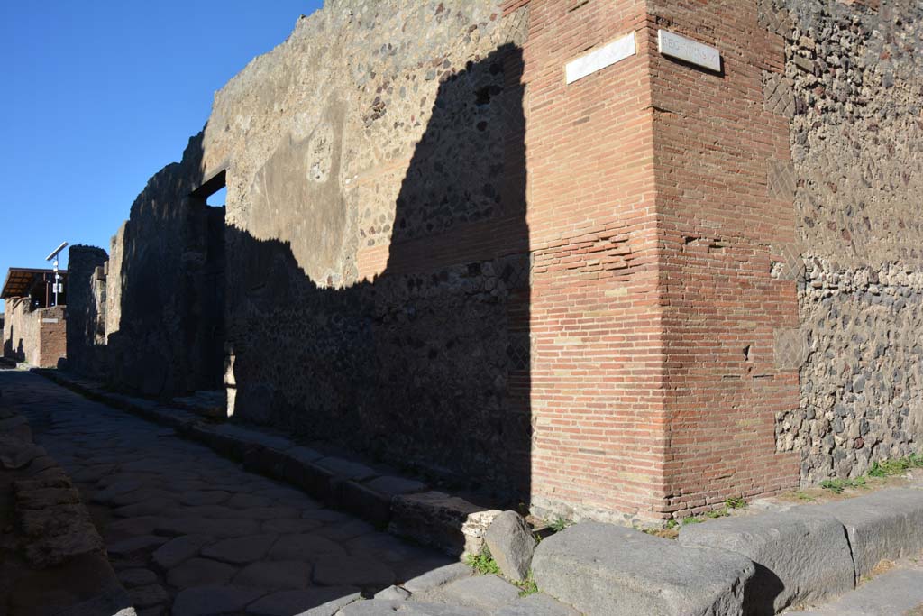 Vicolo di Mercurio, north side, Pompeii. November 2017.
Looking towards the south-east corner of VI.11 across Vicolo di Mercurio, on left.
On the right is Vicolo del Labirinto.
Foto Annette Haug, ERC Grant 681269 DÉCOR