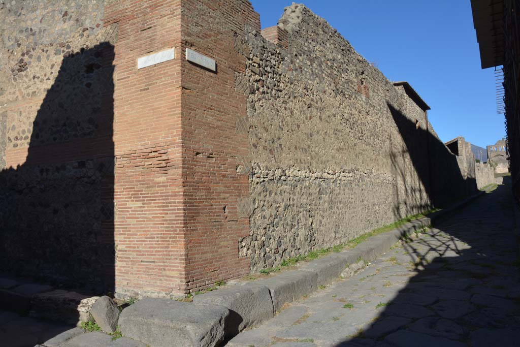 Vicolo di Mercurio, Pompeii, on left. November 2017. Looking towards junction with Vicolo del Labirinto, on right.
Foto Annette Haug, ERC Grant 681269 DÉCOR
