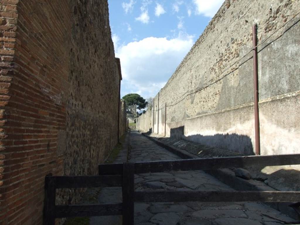 Vicolo di Mercurio. March 2009. Looking north from crossroads with Vicolo del Labirinto.