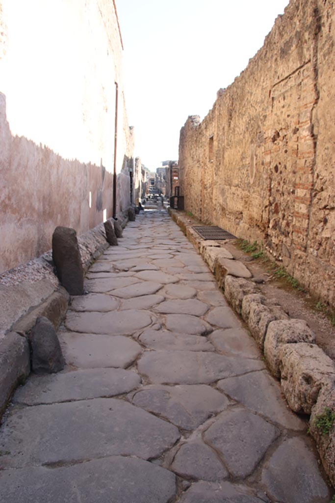 Vicolo di Mercurio, Pompeii. October 2023.
Looking east between VI.15 on left, and VI.13 on right. Photo courtesy of Klaus Heese.