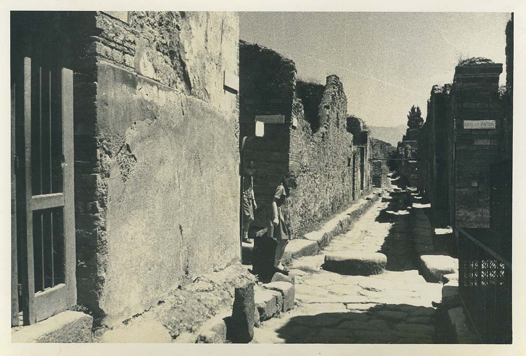 Vicolo di Mercurio. 22nd July 1961.
Looking east towards the crossroads with Vicolo dei Vettii, from near VI.15.27. Photo courtesy of Rick Bauer.