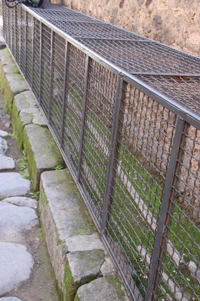 Vicolo di Mercurio, Pompeii. October 2023.
Looking east along detail of edge of pavement on south side of roadway. Photo courtesy of Klaus Heese.