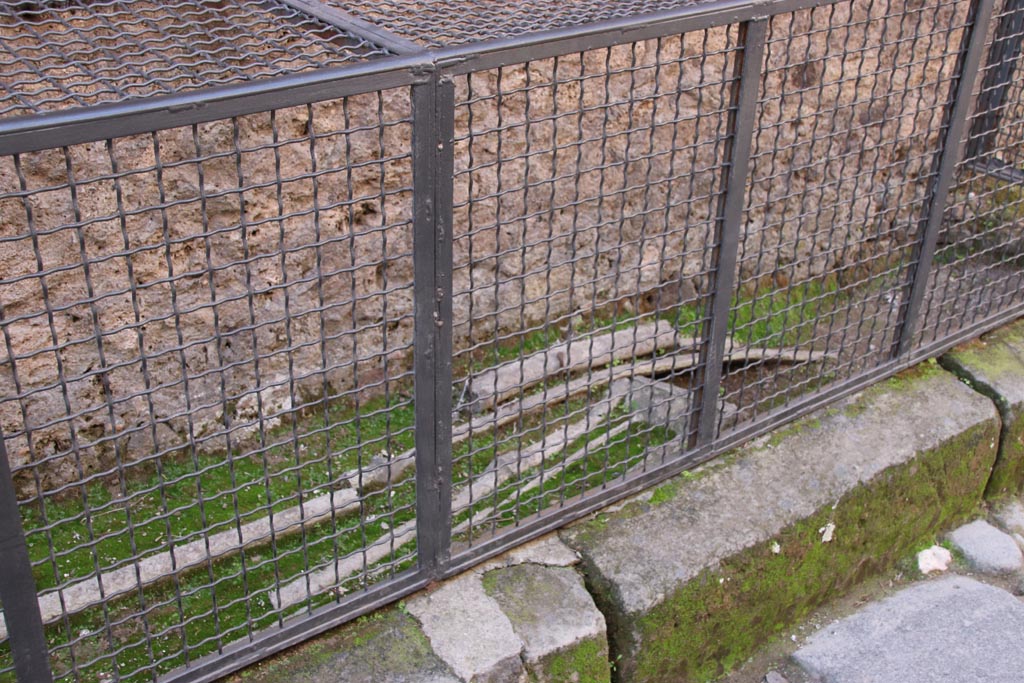 Vicolo di Mercurio, Pompeii. October 2023.
Looking south towards pavement with lead water pipes at rear of VI.13.16/17. Photo courtesy of Klaus Heese.