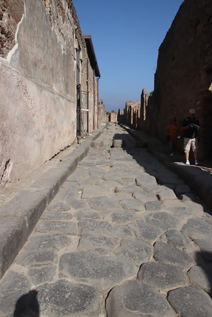 Vicolo dei Vettii, Pompeii. October 2023.
Looking north from junction with Vicolo di Mercurio. Photo courtesy of Klaus Heese.