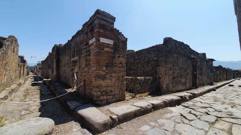 Vicolo di Mercurio, on left, Pompeii. July 2021.
Looking east from junction with Vicolo dei Vettii, on right, with VI.14.36, in centre.
Foto Annette Haug, ERC Grant 681269 DÉCOR.