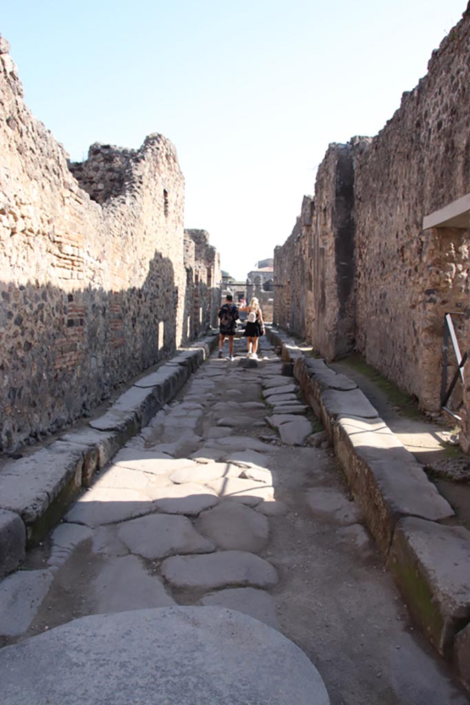 Vicolo di Mercurio, Pompeii. October 2023.
Looking east between VI.16 and VI.14, from crossroads with Vicolo dei Vettii. Photo courtesy of Klaus Heese.