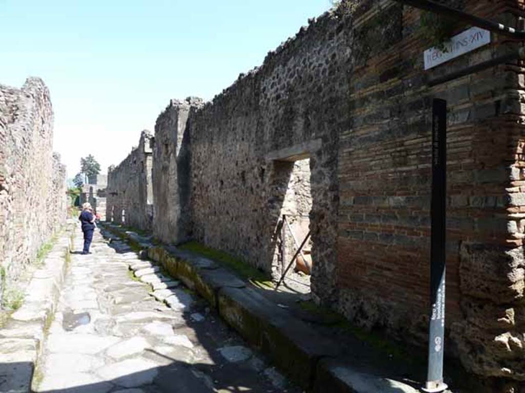 Vicolo di Mercurio, south side. May 2010. Looking east along VI.14, from near VI.14.35.