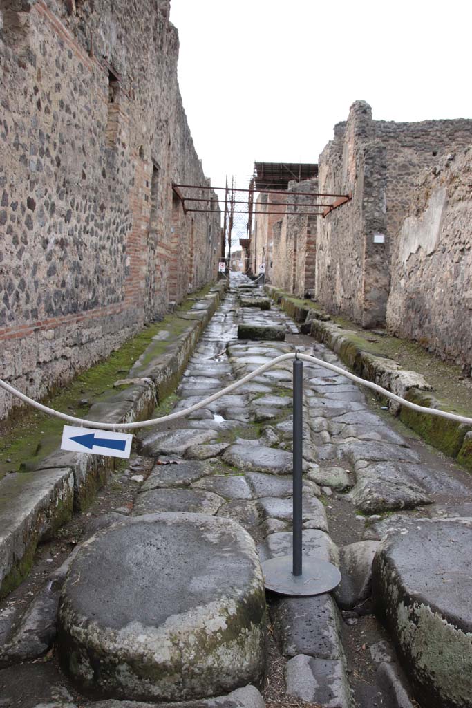 Vicolo di Mercurio between VI.14 and VI.16. October 2020.
Looking west from crossroads with Via del Vesuvio (Via Stabiana) in the year of the pandemic.
Photo courtesy of Klaus Heese.