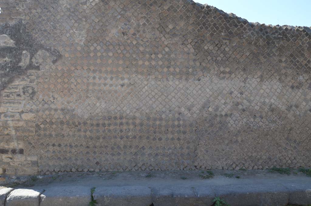 Vicolo di Modesto, west side, Pompeii. October 2017. Detail of wall between VI.3.24 and 25, on Vicolo di Modesto.
Foto Taylor Lauritsen, ERC Grant 681269 DÉCOR.