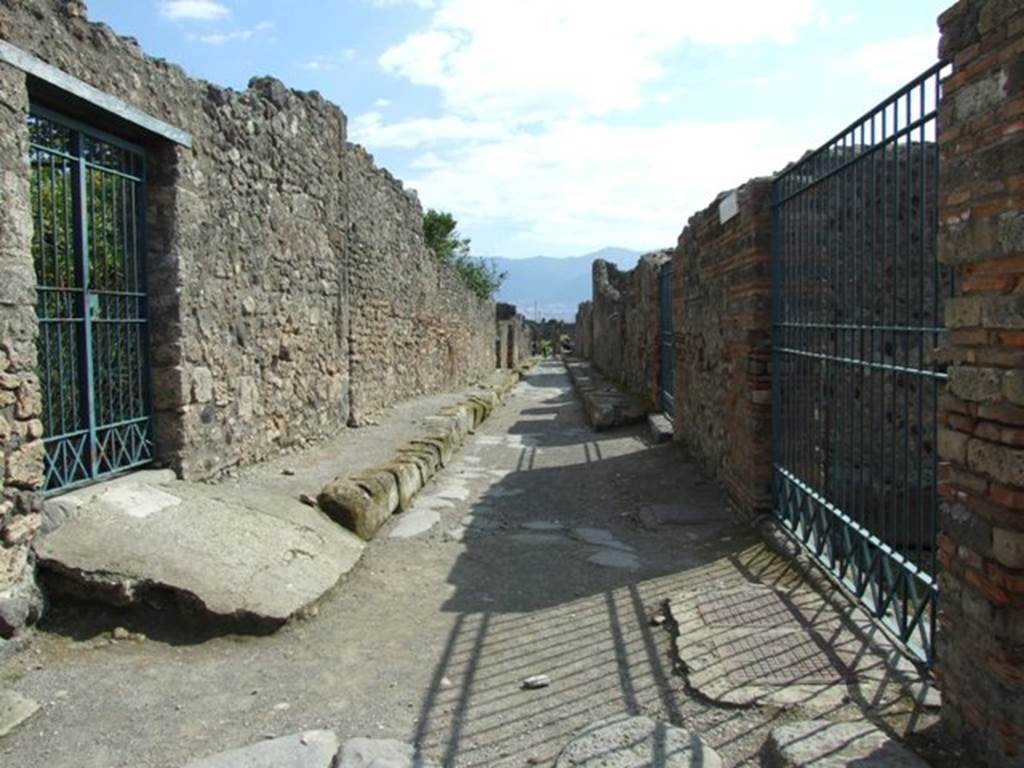 Vicolo di Modesto between VI.6 and VI.3. Looking south from VI.6.12 and VI.3.28. March 2009.