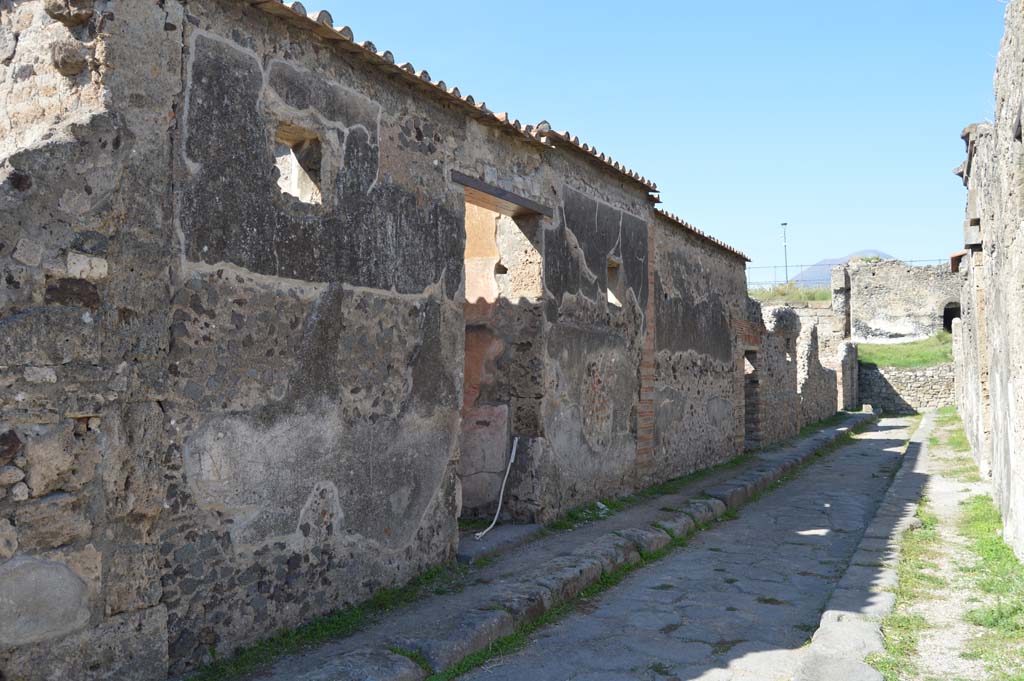 Vicolo di Modesto, west side, Pompeii. October 2017. Looking north-west towards entrance doorway at VI.2.22, in centre.
Foto Taylor Lauritsen, ERC Grant 681269 DÉCOR.