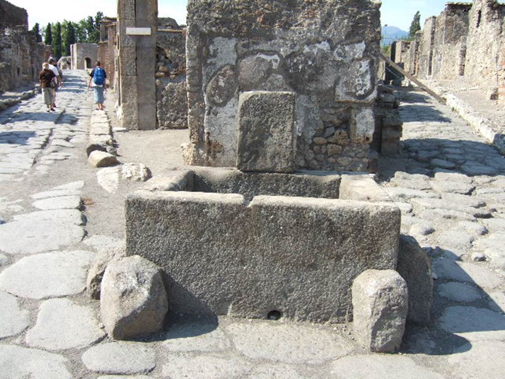 Vicolo di Narciso (on right) between VI.1 and VI.2. Via Consolare is on the left. Looking north from junction. September 2005. 
