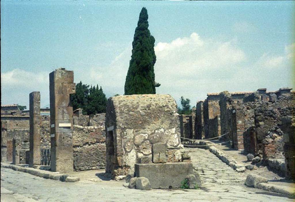Vicolo di Narciso between VI.1 and VI.2. July 2011.Looking north from junction with Via Consolare. Photo courtesy of Rick Bauer.
