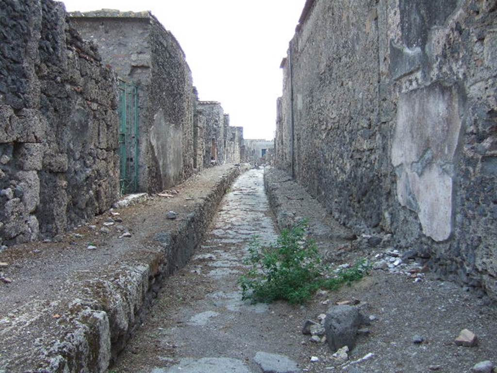 Vicolo di Narciso between VI.2 and VI.1. Looking south from VI.2.15. September 2005.