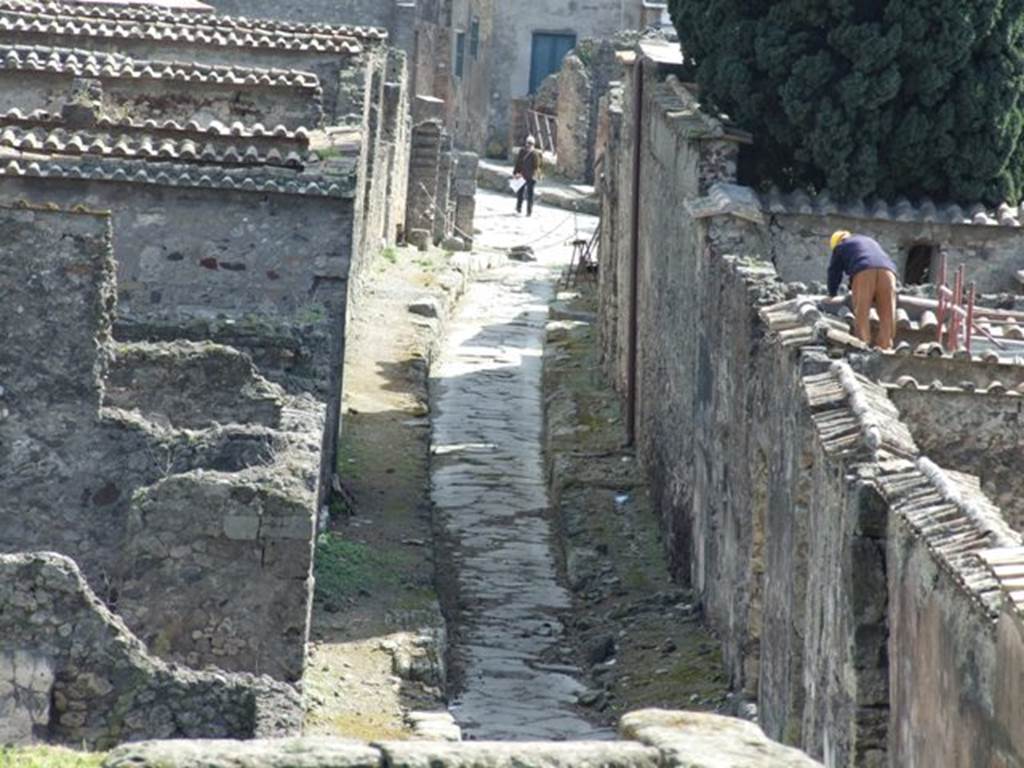 Vicolo di Narciso between VI.2 and VI.1.  Looking south towards junction with Via Consolare. March 2009.

