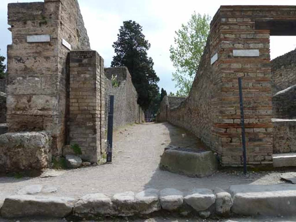 Vicolo di Octavius Quartio. May 2010. Looking south between II.2 and II.1 from junction with Via dell’Abbondanza. 
See Notizie degli Scavi, 1939, (p.200), “Vicolo ad occidente dell’insula di Loreio Tiburtino” ,
for a description of the roadway to the west of the Insula of Octavius Quarto.


