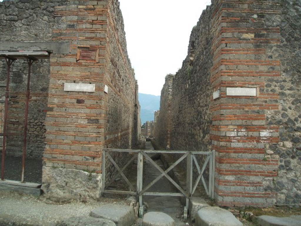 Vicolo di Tesmo between IX.5 and IX.4.  Looking south from Via di Nola. May 2005.