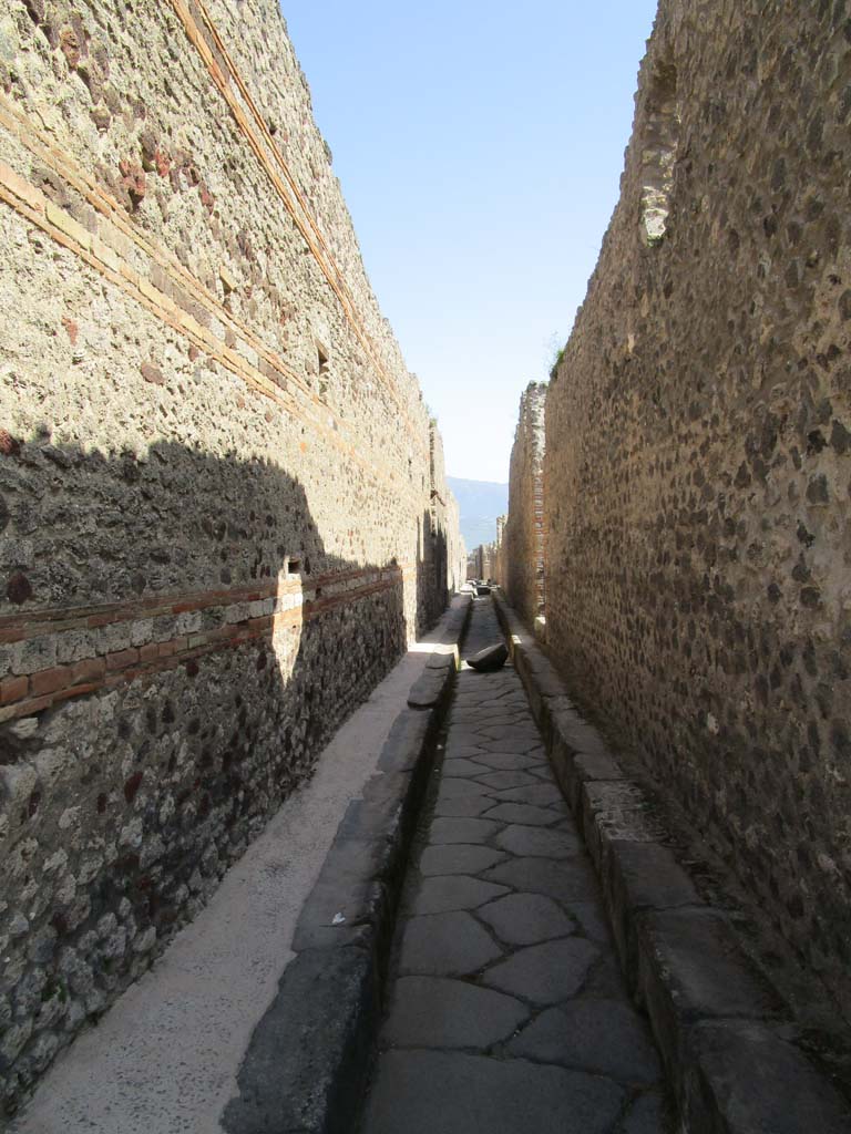 Vicolo di Tesmo, between IX.5 and IX.4. April 2019. Looking south. Photo courtesy of Rick Bauer.
