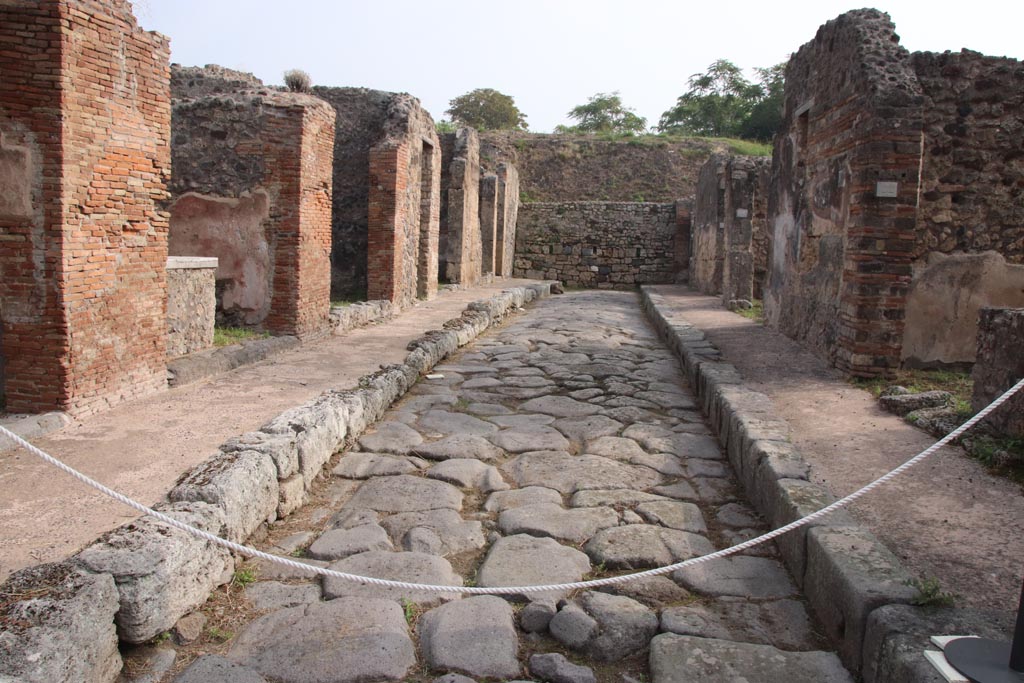 Unnamed vicolo between IX.6 and IX.7. October 2023. Looking east from the junction with Vicolo di Tesmo. Photo courtesy of Klaus Heese.