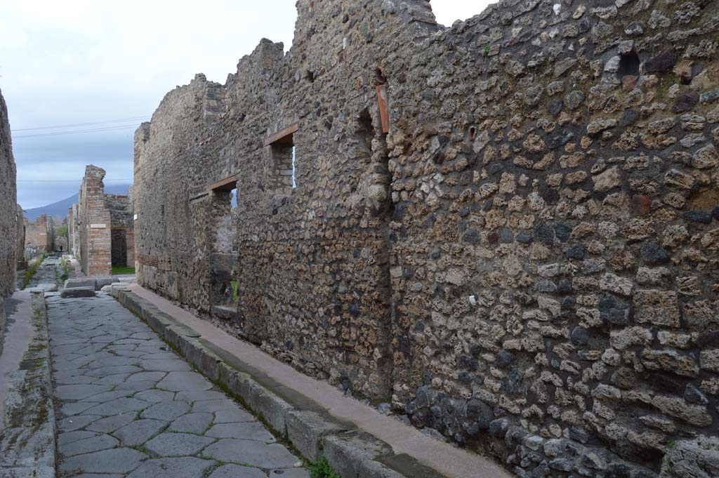Vicolo di Tesmo, Pompeii. March 2018. Looking north along east side of roadway, towards entrance doorway of IX.7.21.
Foto Taylor Lauritsen, ERC Grant 681269 DÉCOR.