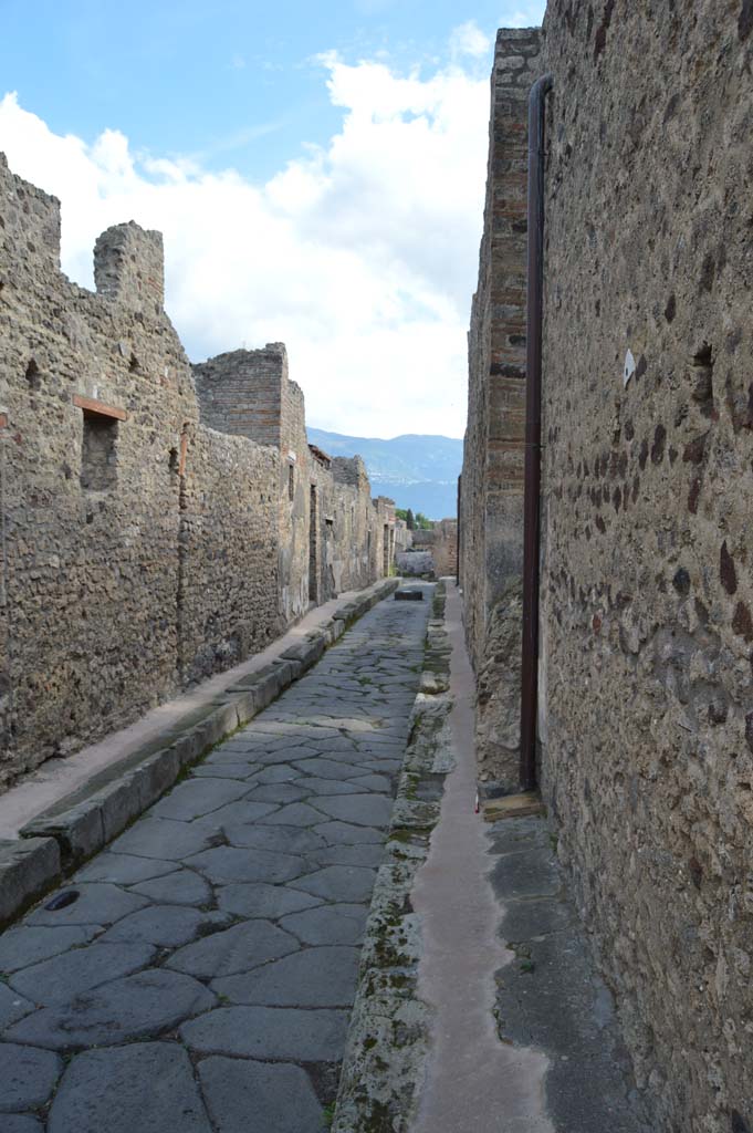 Vicolo di Tesmo between IX.7 and IX.2, Pompeii. October 2018. Looking south from IX.2.19, on right.
Foto Taylor Lauritsen, ERC Grant 681269 DÉCOR.