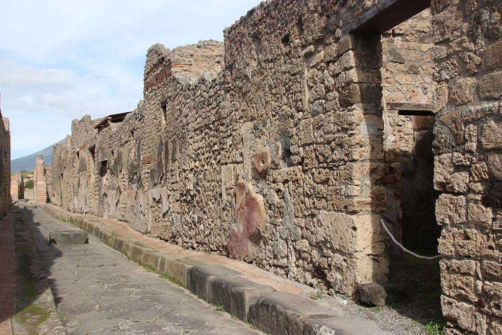 Vicolo di Tesmo, Pompeii. October 2024. Looking north along east side from entrance doorway at IX.7.19. Photo courtesy of Klaus Heese.