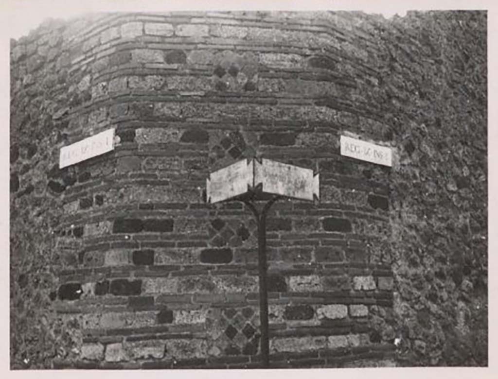 Vicolo di Tesmo, Pompeii. Pre-1943.
Exterior wall of IX.1.22/29 on corner of Vicolo di Tesmo, on left, with Vicolo di Balbo, on right. Photo by Tatiana Warscher.
See Warscher, T. Codex Topographicus Pompeianus, IX.1. (1943), Swedish Institute, Rome. (no.163).