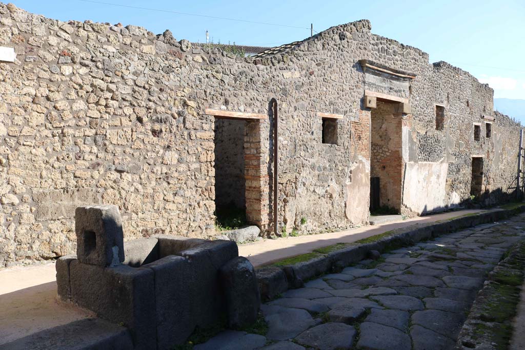 Vicolo di Tesmo, east side, Pompeii. December 2018.
Looking south with IX.7.17, right of fountain, then IX.7.16 and IX.7.15, on right. Photo courtesy of Aude Durand.