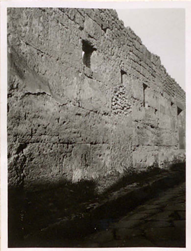 Vicolo di Tesmo, Pompeii. Pre-1943.
Looking north along exterior façade of IX.1.29. Photo by Tatiana Warscher.
See Warscher, T. Codex Topographicus Pompeianus, IX.1. (1943), Swedish Institute, Rome. (no.146).