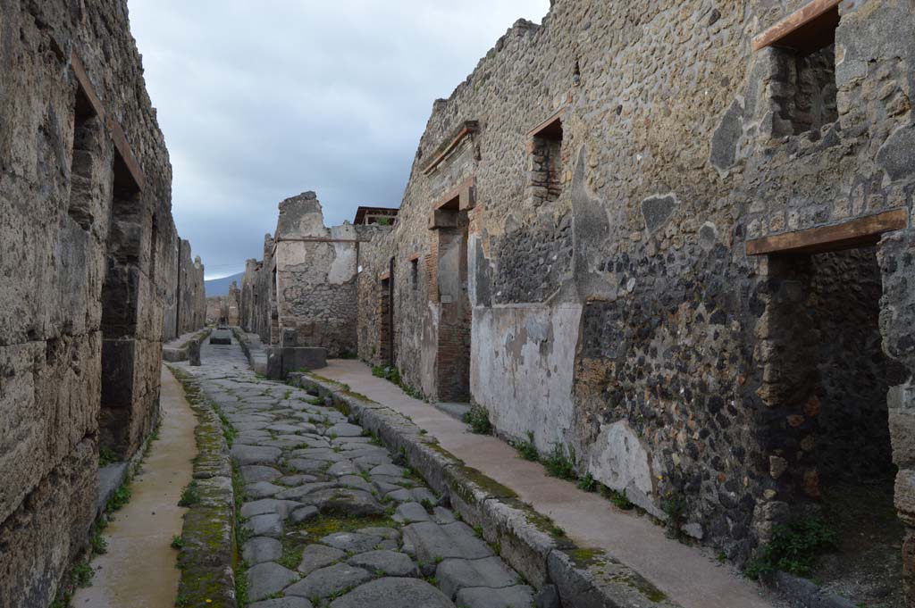 Vicolo di Tesmo, Pompeii. March 2018. Looking north between IX.1.28, on left, and IX.7.15, on right.
Foto Taylor Lauritsen, ERC Grant 681269 DÉCOR.