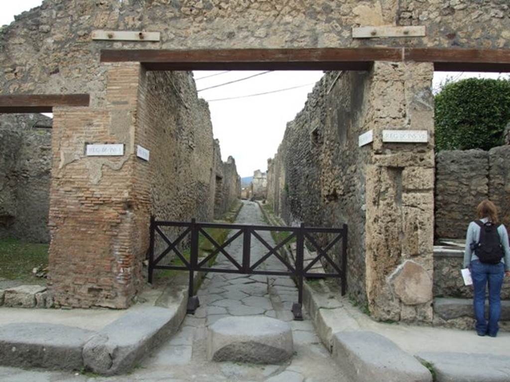 Vicolo di Tesmo between IX.1 and IX.7. March 2009. Looking north from Via dell’Abbondanza.
According to BdI – “where the vicolo meets with the “Strada della casina dell’aquila” (Via dell’Abbondanza now),
it was surmounted by a wall that connects the two houses that makes a corner, so you enter the vicolo almost by a door: a unique case in Pompeii (at that time, 1867), which I could not explain other than assuming some communication of the upper floors of those houses; but no trace of it was given to me.”
See BdI, 1867, (p.162-163).