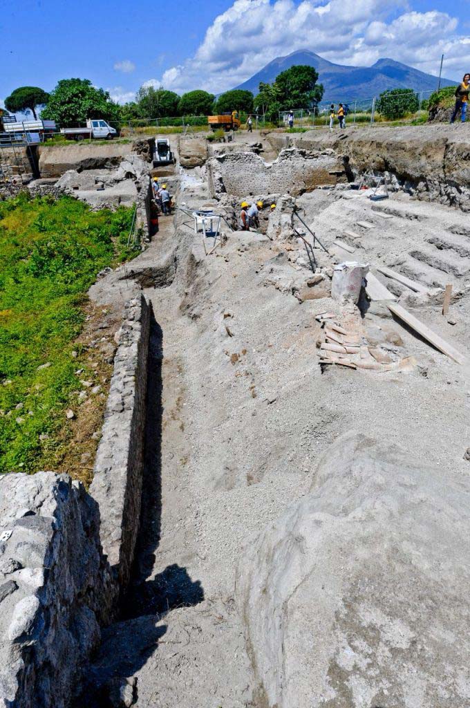 Vicolo dei Balconi, under excavation, June 2018.
On the right is V.3 where an intact collapsed roof can be seen.
Vicolo dei Balconi, in fase di scavo, giugno 2018.
Sulla destra si trova V.3 dove si può vedere un tetto crollato intatto.
Photograph © Parco Archeologico di Pompei.