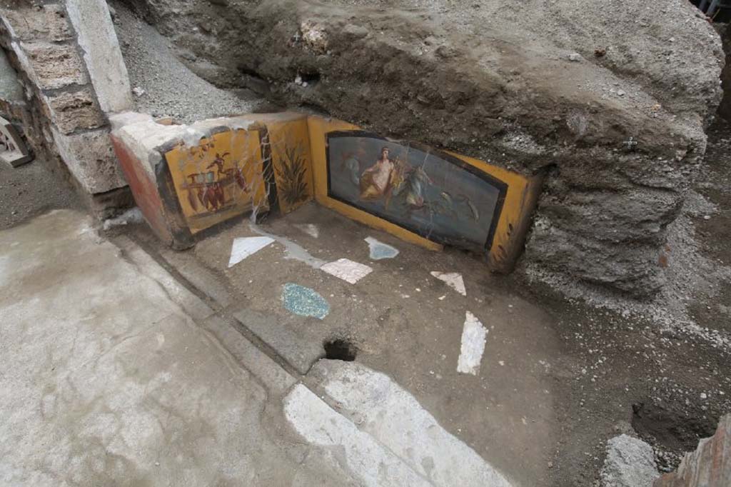 V.3 Pompeii. March 2019. The richly decorated Thermopolium in the open space which acts as a crossroads between Vicolo delle Nozze d’Argento and Vicolo dei Balconi.
On one side, the decorations on the counter depict the beautiful figure of a Nereid on horseback in a marine environment.
On the other is most probably the illustration of the business conducted in the shop, almost as if it were a shop sign.
V.3 Pompei. Marzo 2019. Termopolio all'incrocio tra il Vicolo delle Nozze d'Argento e il Vicolo dei Balconi.
Le decorazioni del bancone raffigurano su un lato, una bella figura di Nereide su cavallo in ambiente marina e dall'altro l'illustrazione, molto probabilmente, dell'attività stessa che si svolgeva nella bottega, quasi come un'insegna commerciale.
Photograph © of Parco Archeologico di Pompei.