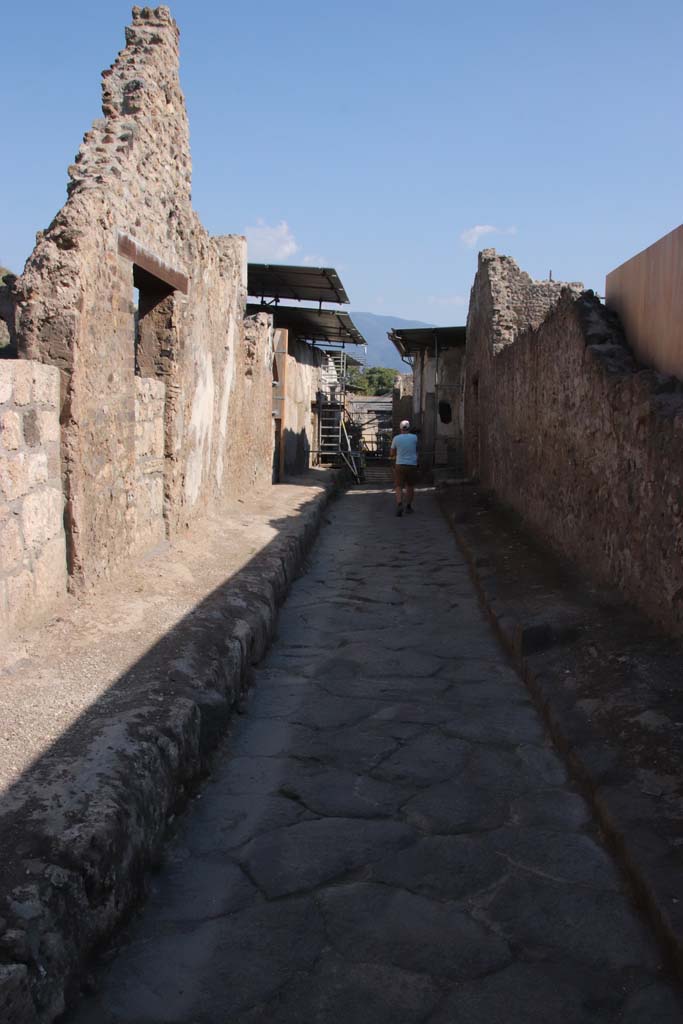 Vicolo dei Balconi, Pompeii. September 2021.
Looking south from entrance doorways B3 and B4 on left, between V.3, on left and V.2, on right.
Photo courtesy of Klaus Heese.