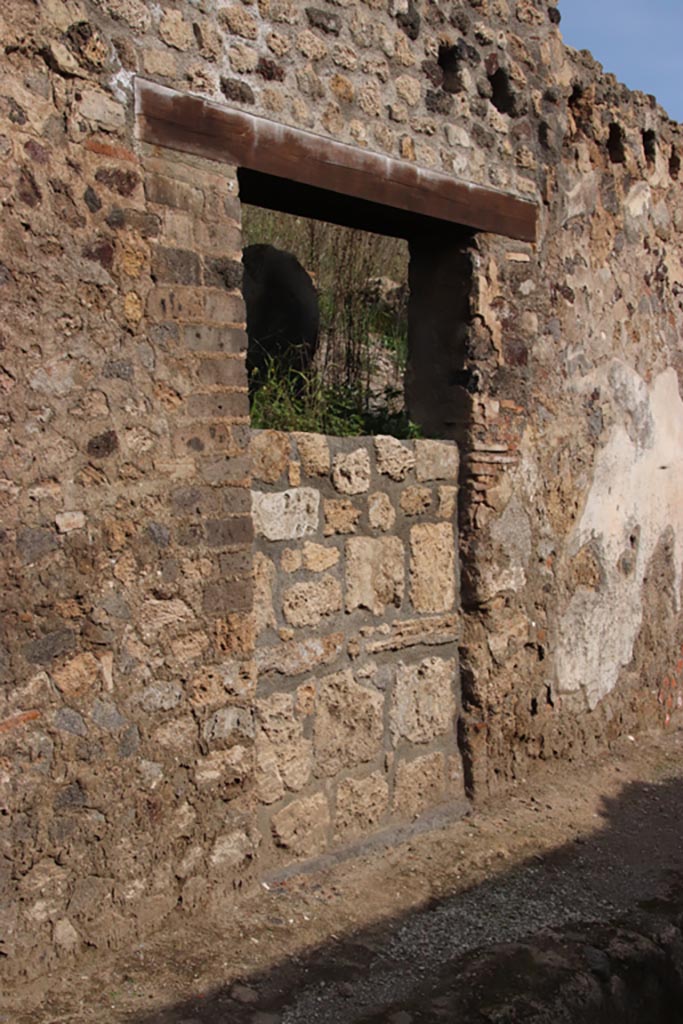 Vicolo dei Balconi, Pompeii. October 2022.
Entrance doorway to house, we number as B4. Photo courtesy of Klaus Heese.