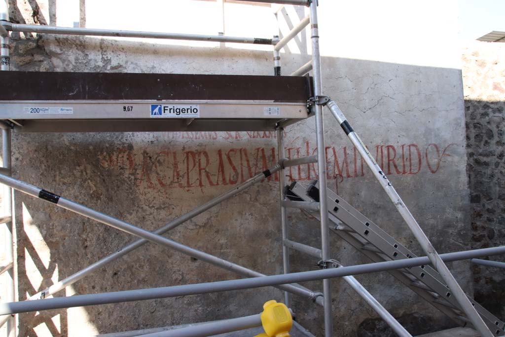Vicolo dei Balconi, Pompeii. September 2021. East side with part of red-painted inscription …M CAPRASIVM FELICEM II VIR I D OVF.
Photo courtesy of Klaus Heese.