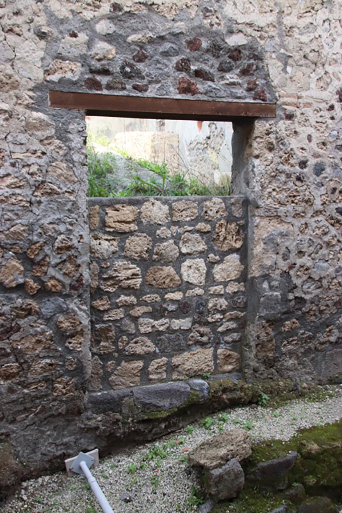 Vicolo dei Balconi, Pompeii. October 2022.
Looking east to entrance doorway B8. Photo courtesy of Klaus Heese.