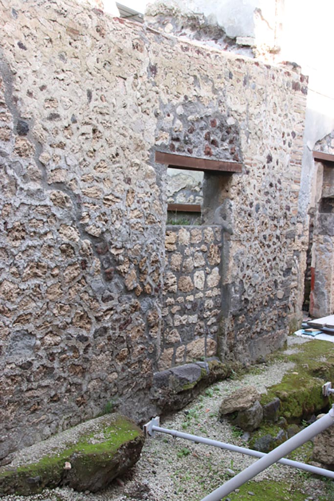 Vicolo dei Balconi, Pompeii. October 2022.
Looking south-east towards entrance doorway B8, with doorway B9, on right.
Photo courtesy of Klaus Heese.