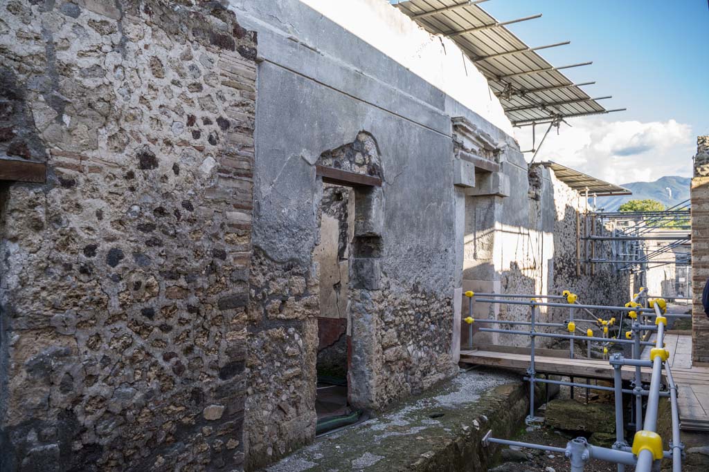 Vicolo dei Balconi, Pompeii. October 2021. Looking south on Vicolo dei Balconi towards entrance doorways into Casa del Giardino.
In the centre is the doorway, we shall call (9), and on the right is the main entrance doorway, we shall call (10).
Photo courtesy of Johannes Eber.