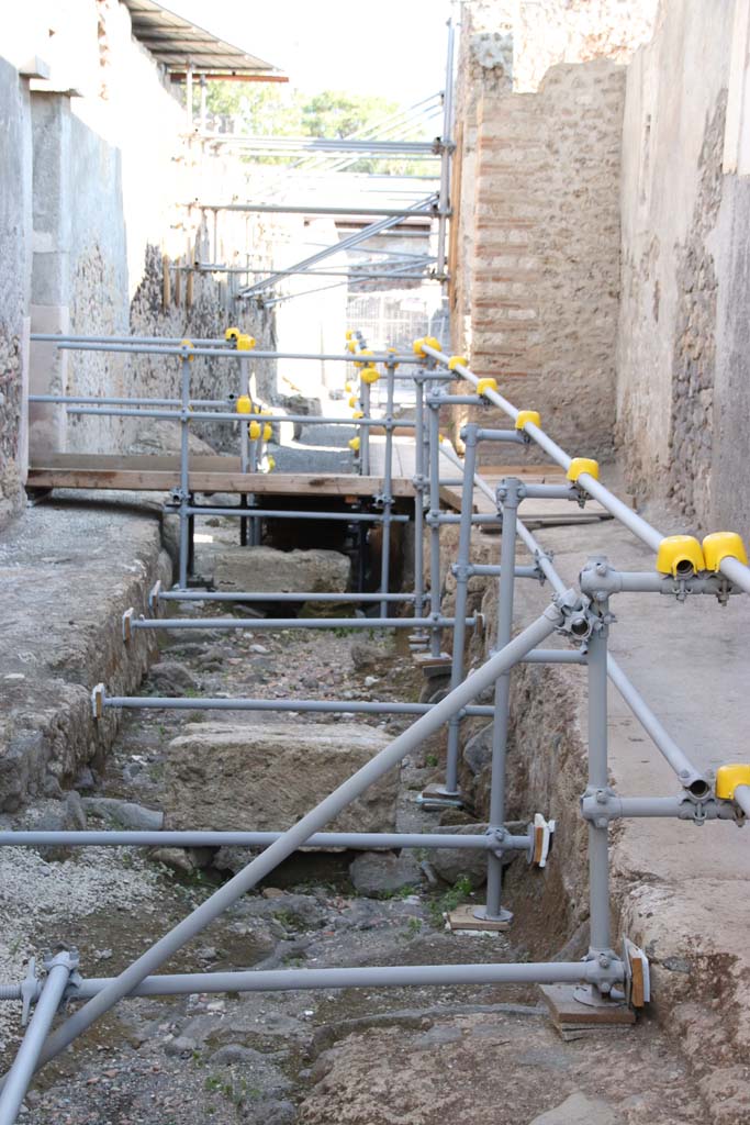Vicolo dei Balconi, Pompeii. September 2021. Looking south.
V.3, doorway to Casa del Giardino, on left.
For the purpose of this roadway, we shall call this entrance doorway (10). Photo courtesy of Klaus Heese.