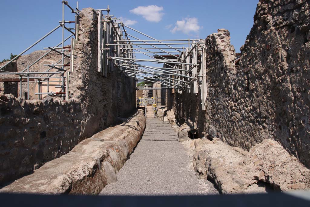 Vicolo dei Balconi, (previously known as an unnamed vicolo) between V.2 and V.3. September 2021.
Looking north from Via di Nola, with V.2.20/21 on left, and side wall of V.3.1/2, on right. Photo courtesy of Klaus Heese.