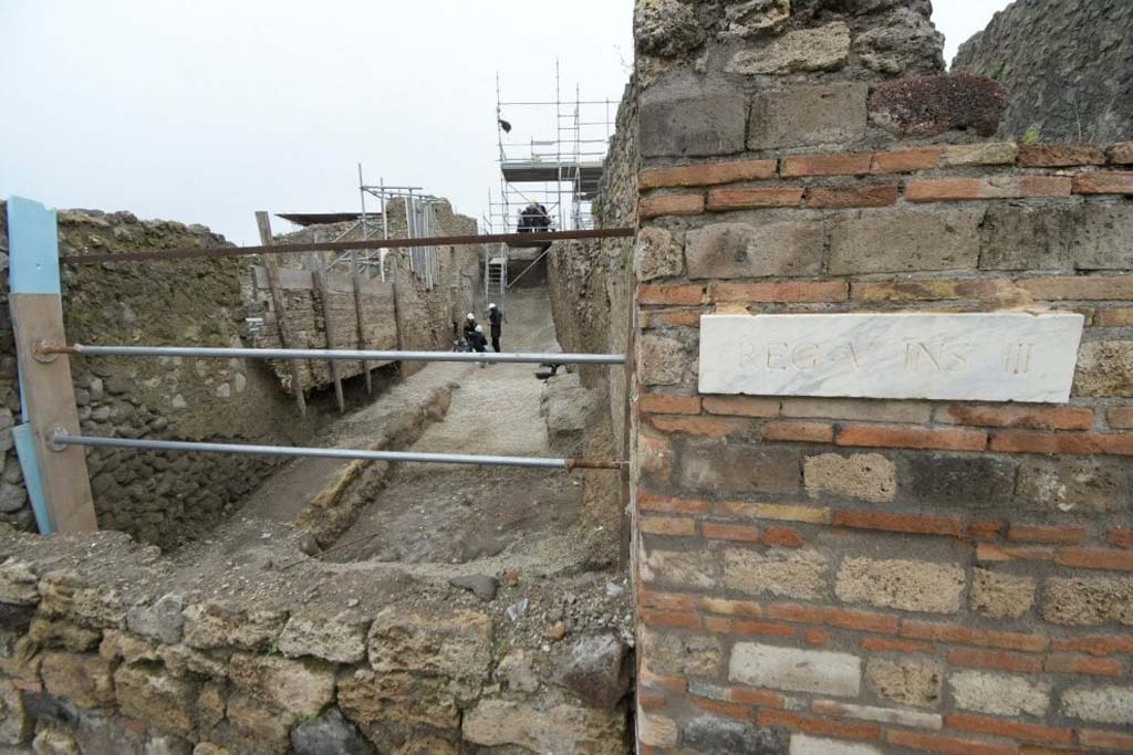 Vicolo dei Balconi, south end under excavation, June 2018. Looking north from Via di Nola.
Vicolo dei Balconi, estremità sud sotto scavo, giugno 2018. Guardando a nord da Via di Nola.