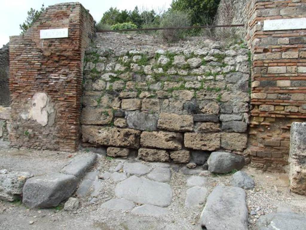 Vicolo dei Balconi, (previously known as an unnamed vicolo) between V.2 and V.3. March 2009. Looking north from Via di Nola.
Vicolo dei Balconi, (precedentemente noto come un vicolo senza nome) tra V.2 e V.3. marzo 2009. Guardando a nord da Via di Nola.