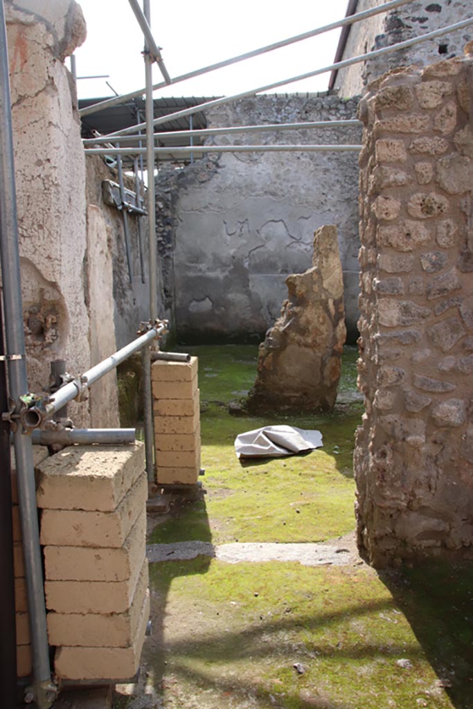 Vicolo dei Balconi, Pompeii. October 2022.
Looking west to entrance doorway into room (A14) on north side of atrium of Casa di Orione.
Photo courtesy of Klaus Heese.
