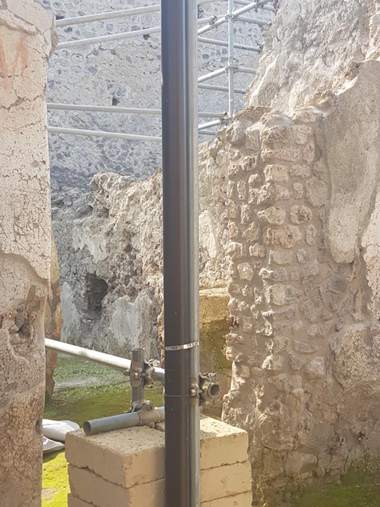Vicolo dei Balconi, Pompeii. October 2022.
Looking north-west through entrance doorway into room A14 of the Casa di Orione. Photo courtesy of Klaus Heese.